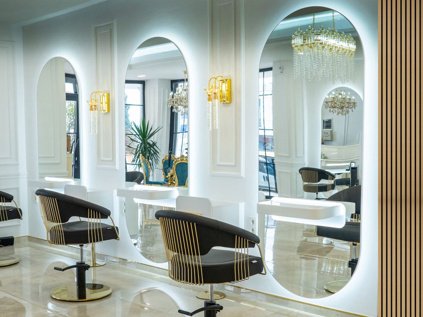 Friseurbedienplatz mit Spiegel