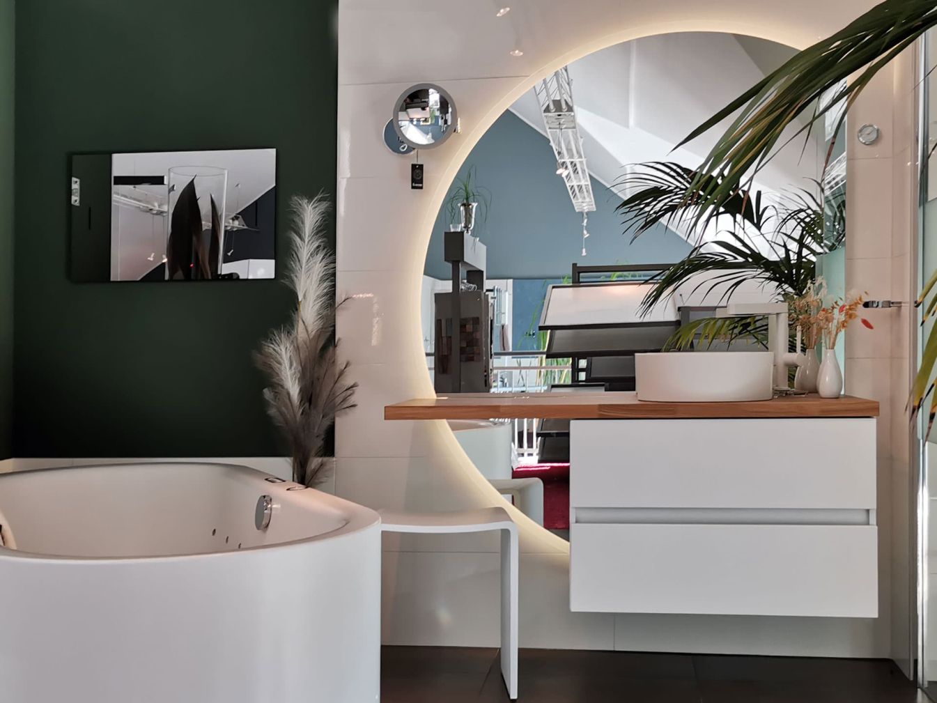 Halber LED-Spiegel Hillenbrand