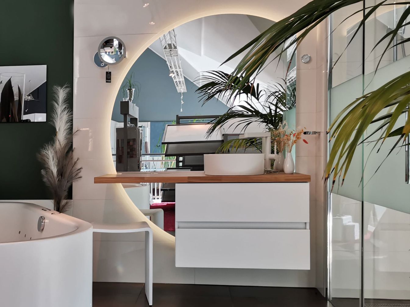 Halber LED-Spiegel Hillenbrand