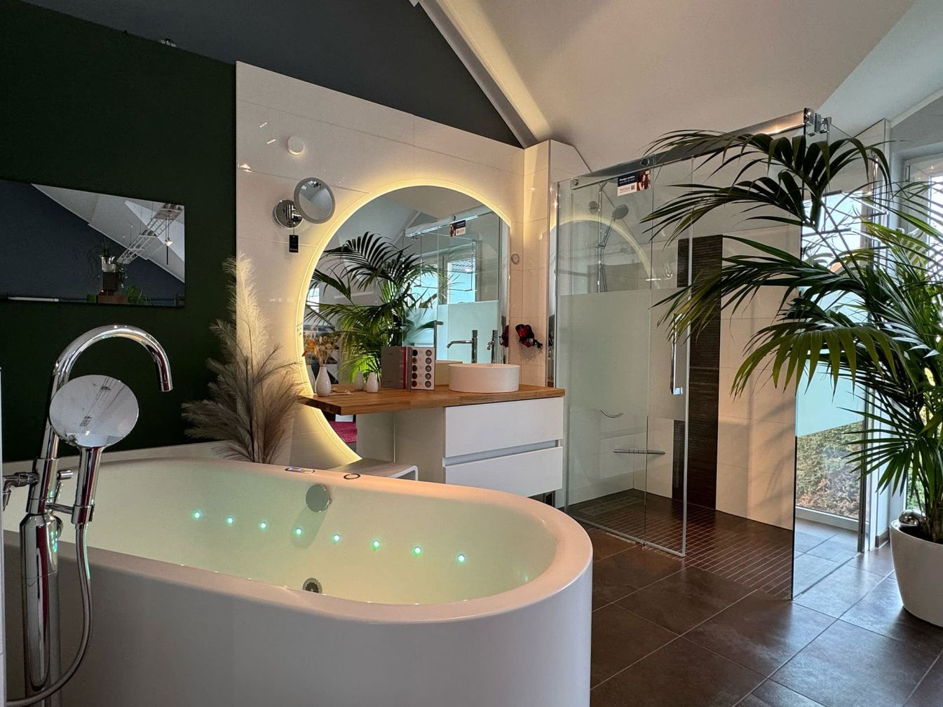 Halber LED-Spiegel Hillenbrand