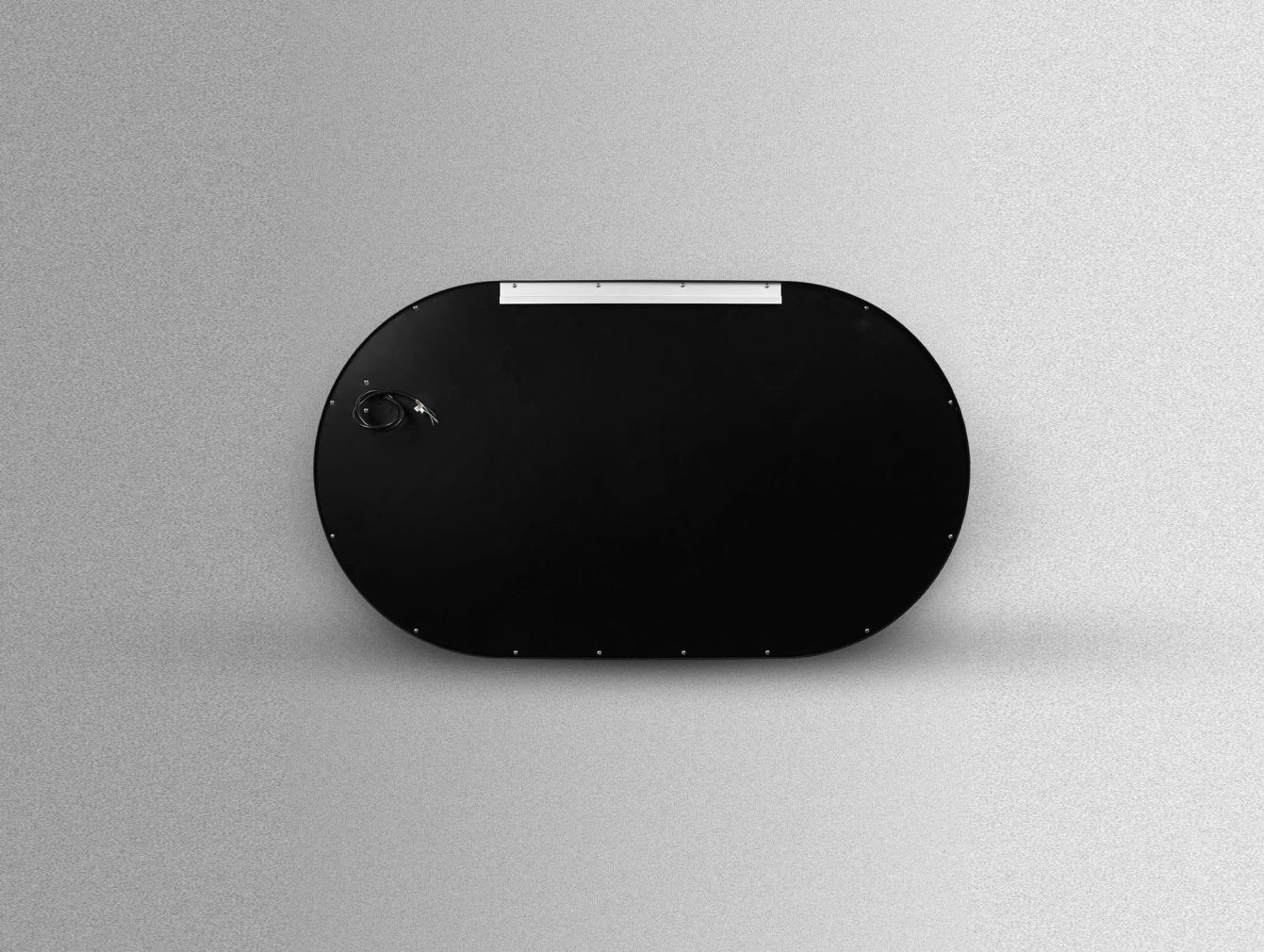 Dieser ovale Spiegelschrank ist im Inneren mit einer geerdeten 230V-Steckdose inklusive 2 integrierten USB-Anschlüssen ausgestattet, beispielsweise zum Aufladen eines Telefons.